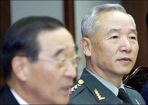 남재준 국가정보원장 후보자. 사진은 지난 2004년 12월 15일 서울 용산구 국방부청사에서 열린 전군주요지휘관회의 당시 모습.